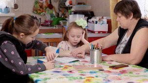 Дети во время занятий в детской деревне 