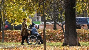 женщина и мужчина с инвалидностью в парке