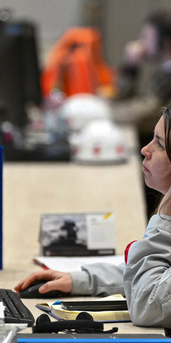 Сотрудница за работой 