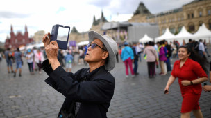 Турист в Москве на Красной площади