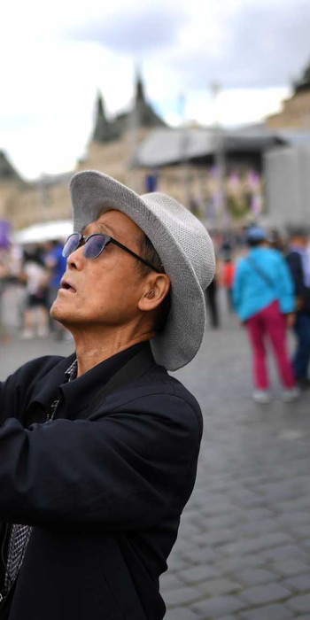 Турист в Москве на Красной площади