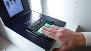 Крупный план, снятие отпечатков пальцев при помощи биометрии 