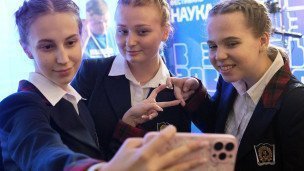 Школьницы делают селфи на смартфон