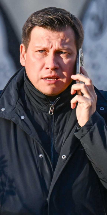 Мужчина на улице разговаривает по телефону