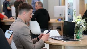 Мужчина за ноутбуком с планшетом и смартфоном 