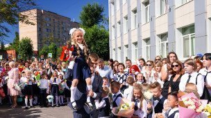 Школьники на торжественной линейке