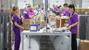 Сотрудники логистического комплекса во время работы