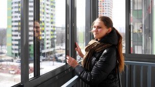 Девушка на лоджии в жилом доме