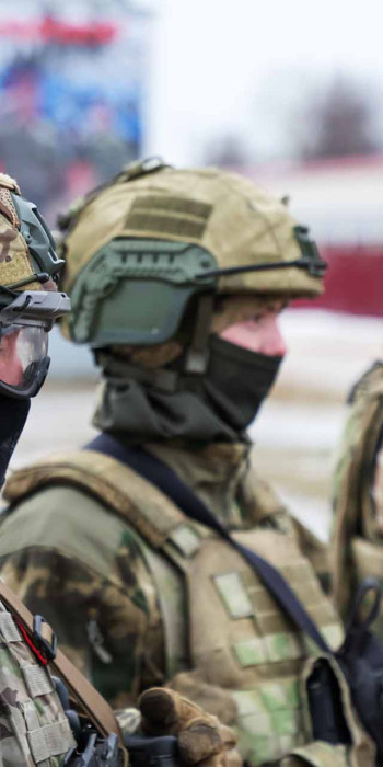 трое военнослужащих в форме