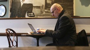 мужчина за ноутбуком