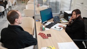 Посетитель в государственном фонде "Защитники Отечества"