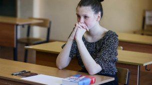 Ученица за партой перед экзаменом