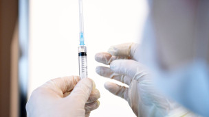 Шприц с вакциной