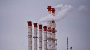 Трубы на фоне неба, из некоторых идет пар