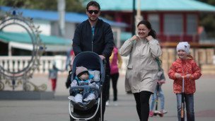 Семья с детьми на прогулке