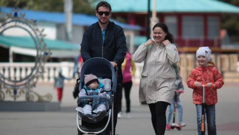 Семья с детьми на прогулке