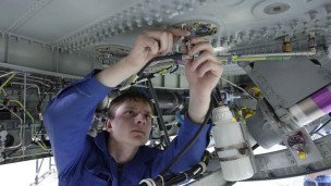 Работник на производстве самолетов