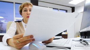 Сотрудник с документами
