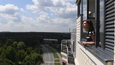Девушка у окна в  квартире