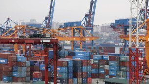 Контейнеры на территории морского торгового порта