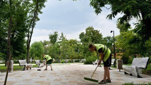 Рабочие благоустраивают парк