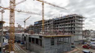Строительство здания вокруг расположены несколько строительных кранов