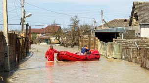 Спасатели во время работ после обильных ливневых дождей