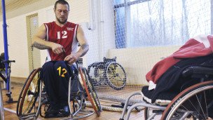 Спортсмен адаптивного баскетбола перед игрой