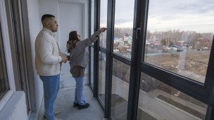 Семейная пара во время осмотра квартиры в жилом комплексе