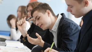 Школьники во время занятий