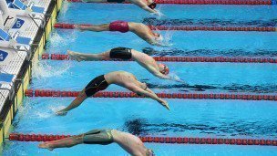 Спортсмены во время соревнований по плаванию