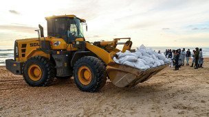 Волонтеры во время уборки разлитого мазута