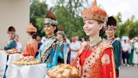 Девушки в национальных костюмах