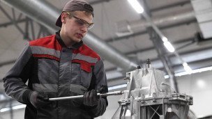 Молодой рабочий на заводе