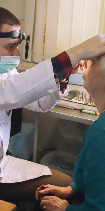 Пациентка во время приема у врача