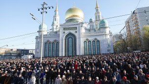 Мусульмане во время торжественного намаза