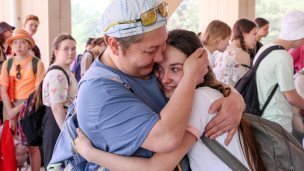 Мама обнимает дочь
