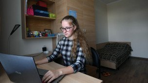 Студентка в комнате нового студенческого кампуса