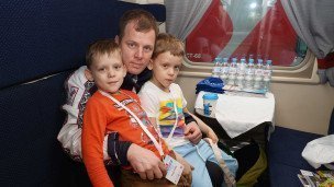 Вeтeран СВО с семьей в поезде