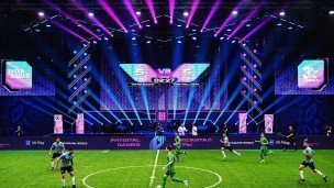 Игроки на футбольном поле участвуют в соревнованиях Фиджитал игр