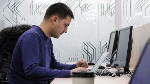 Мужчина в кабинете за компьютером