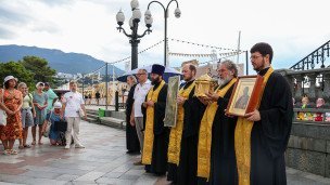 Священнослужители во время крестного хода с мощами