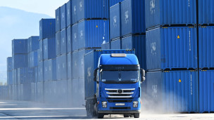 Грузовой автомобиль и контейнеры 