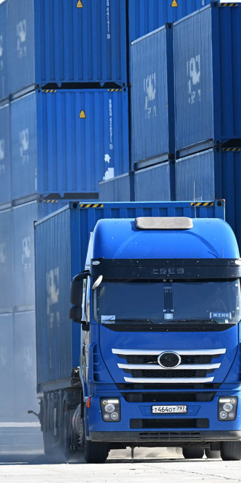Грузовой автомобиль и контейнеры 