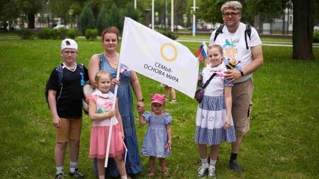 Многодетная семья в парке