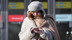 Девушка с телефоном на улице