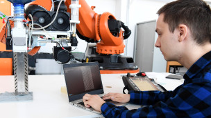 IT-специалист проверяет работоспособность робота 