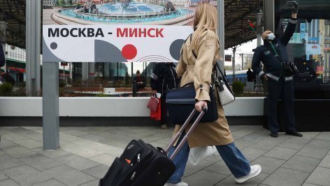 Пассажир с чемоданом на вокзале в Минске