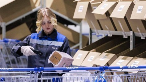 Сотрудник в логистическом центре Ozon