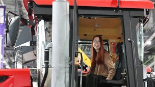 Девушка в тракторе